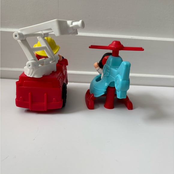 Fisher-Price Little People Helicopter & Fire Truck Set 🚁🚒 - Picture 5 of 6